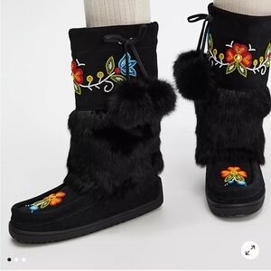 NEW FREE PEOPLE Waterproof Faux Fur Bloom Mukluk TALL BEADED SIZE 6 SOLD OUT